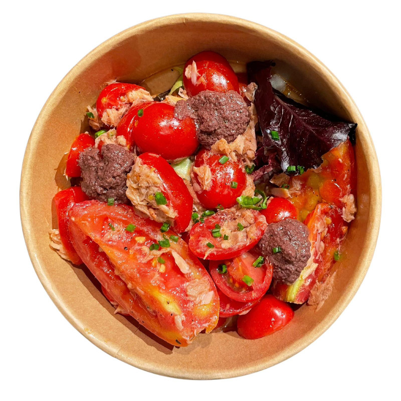 Ensalada con tomates variados, olivada y atún