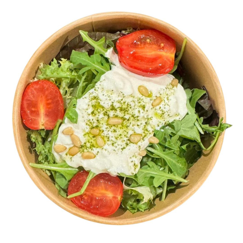 Ensalada de stracciatella de burrata, albahaca, cherries y piñones