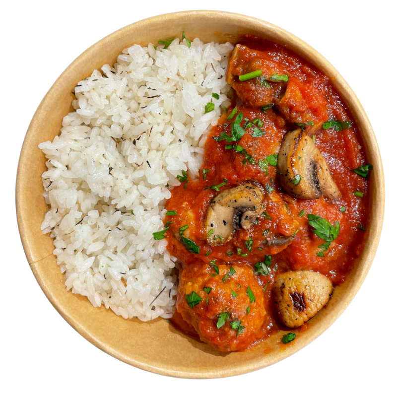 Albóndigas con salsa de tomate, setas y arroz blanco